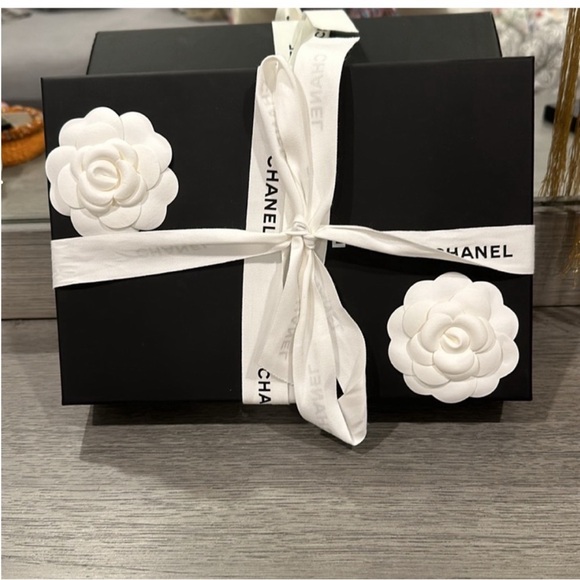 ****SOLD**** Chanel Lucky Charms Wallet on a Chain- Metiers d’ Arts 2017 - Picture 13 of 14